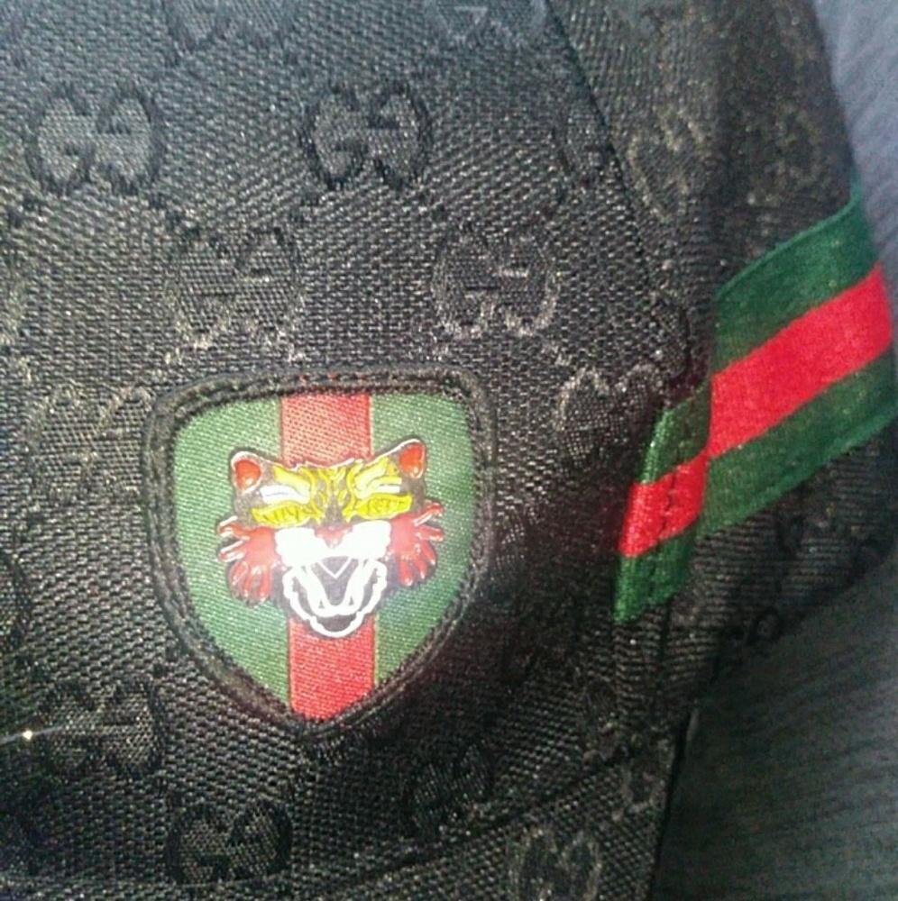 Gucci hat. Velcro strap to fit the size of head.
